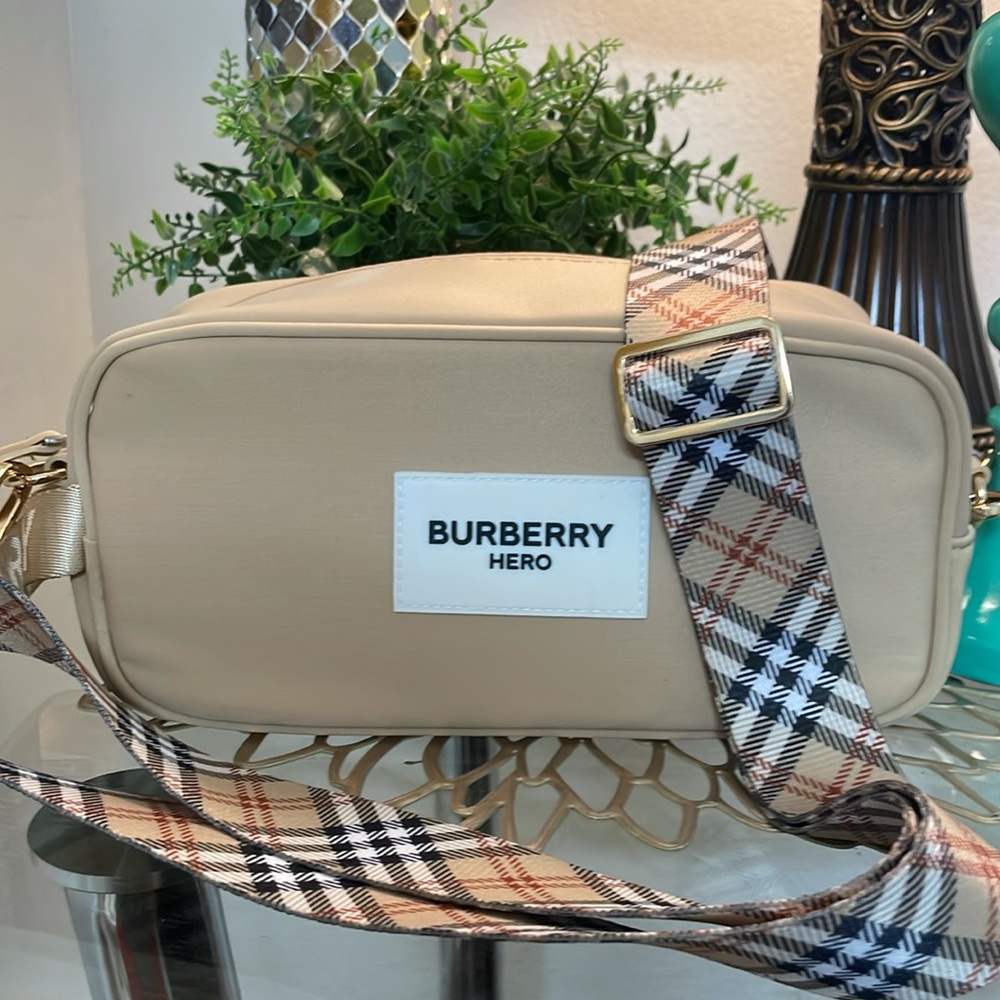 Burberry - Picture 8 of 16